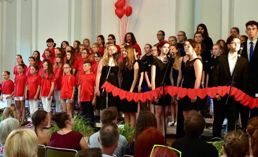 Beim Sommerkonzert begeistern Mittel- und Oberstufenchor sowie Doppelquartett des Weißenfelser Goethegymnasiums zu Schuljahresende in der Aula.