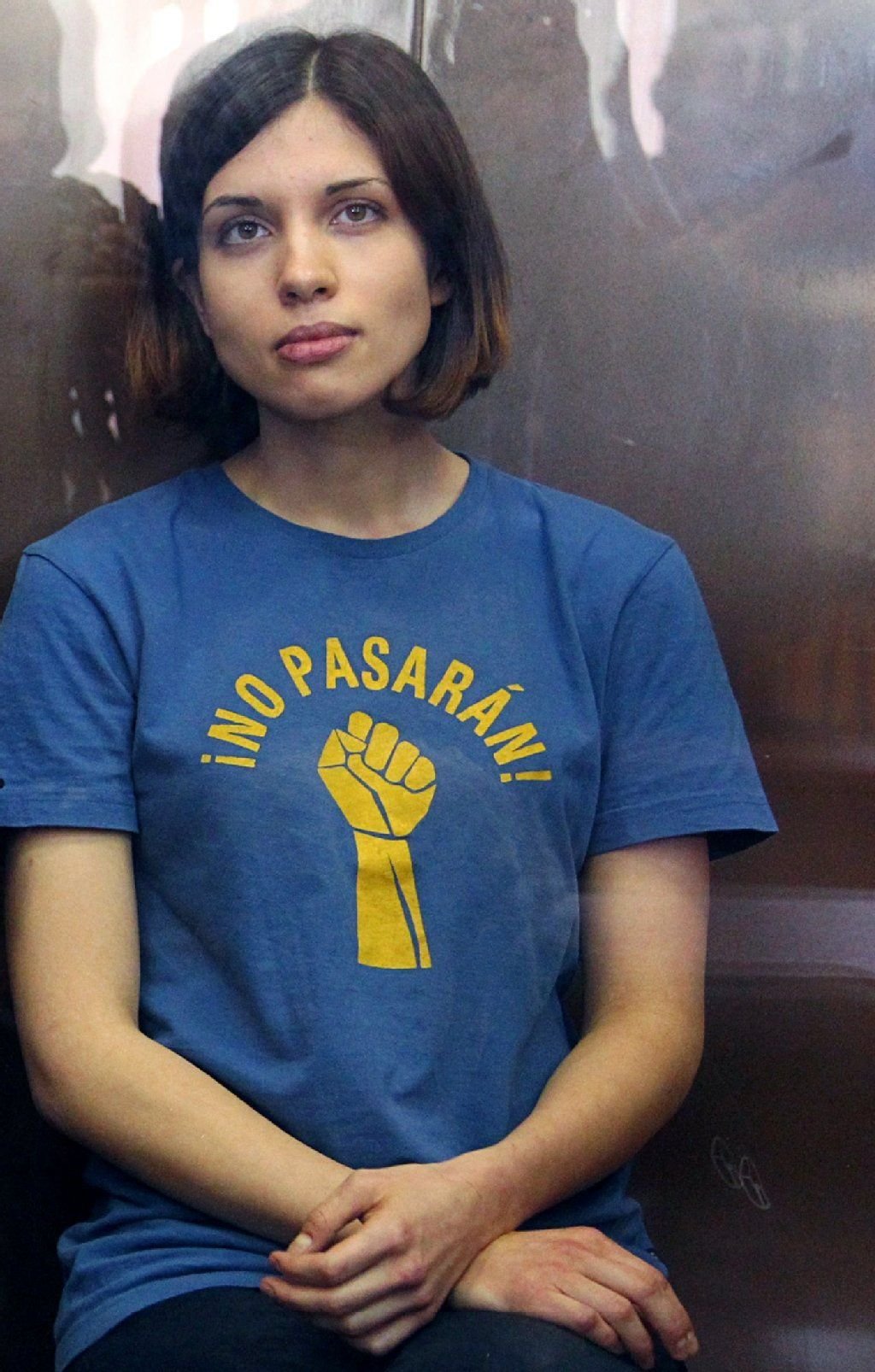 Kremlgegnerin Nadeschda Tolokonnikowa von der Moskauer Punkband Pussy Riot sitzt im Gericht in Moskau hinter einer Glaswand.