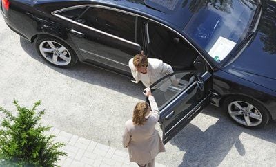 Gesundheitsministerin Ulla Schmidt (SPD) kommt am 15. Juli in Berlin mit einem Dienstwagen zu einem Termin. (FOTO: DPA)