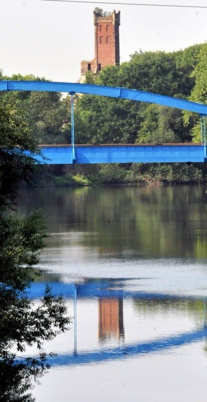 Hinter dem Böllberger Weg führt die Hafenbahntrasse über die Saale.