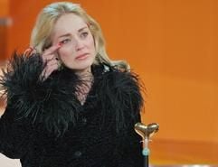 Die US-amerikanische Schauspielerin Sharon Stone wischt sich am Samstag (17.12.2005) in Berlin nach ihrer Auszeichnung während der Spendengala «Ein Herz für Kinder» Tränen aus den Augen. (Foto: dpa)
