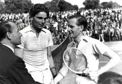 Ernst Buchholz (r) und Gottfried von Cramm (M) stehen sich 1949 im Finale bei den Internationalen Deutschen Tennis Meisterschaften in Hamburg gegenüber (undatiertes Archivfoto). Von Cramm setzte sich glatt in drei Sätzen mit 7:5, 6:1, 6:0 gegen Buchholz durch und gewann damit seinen sechsten und letzten Titel am Rothenbaum. (Foto: dpa)