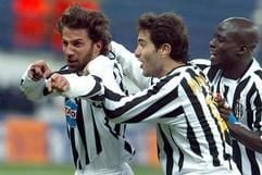 Alessandro del Piero (l) von Juventus Turin wird von seinen Mitspielern gefeiert. (Archivfoto: dpa)