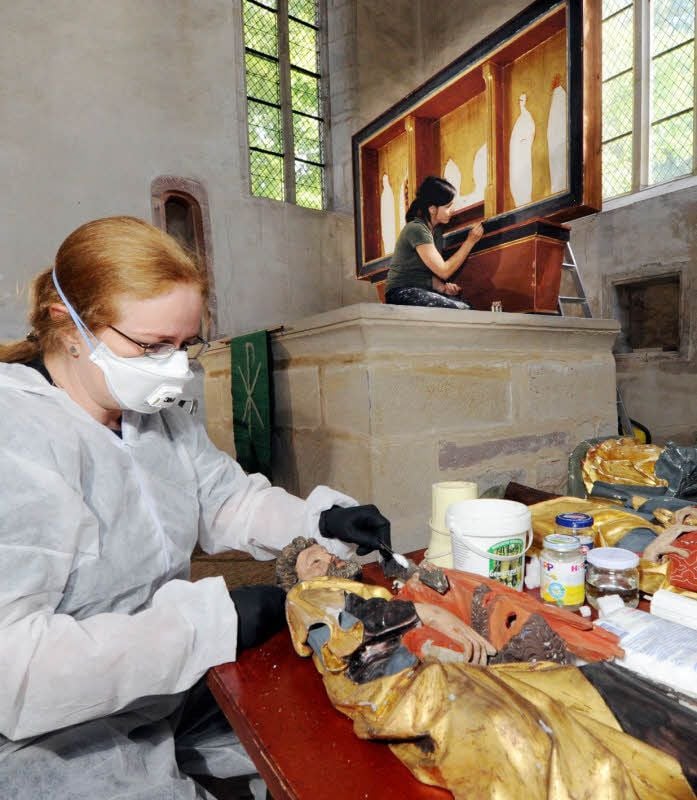 Andrea Himpel (vorn) und Linda Haselbach restaurieren den Altarschrein und die Figuren.