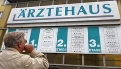 Eine radikale Gesundheitsreform, wie sie die SPDmit der Bürgerversicherung oder die CDU mit der Kopfpauschaleanstrebt, hat aus Expertensicht wenig Realisierungschancen. (Foto: dpa)