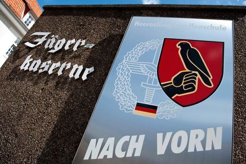 Die Einfahrt der Jägerkaserne in Bückeburg (Kreis Schaumburg). Einen Monat nach der Vergewaltigung einer Soldatin in der Bückeburger Kaserne sind die Ermittler bei der Aufklärung des Verbrechens einen großen Schritt voran gekommen. (FOTO: DPA)