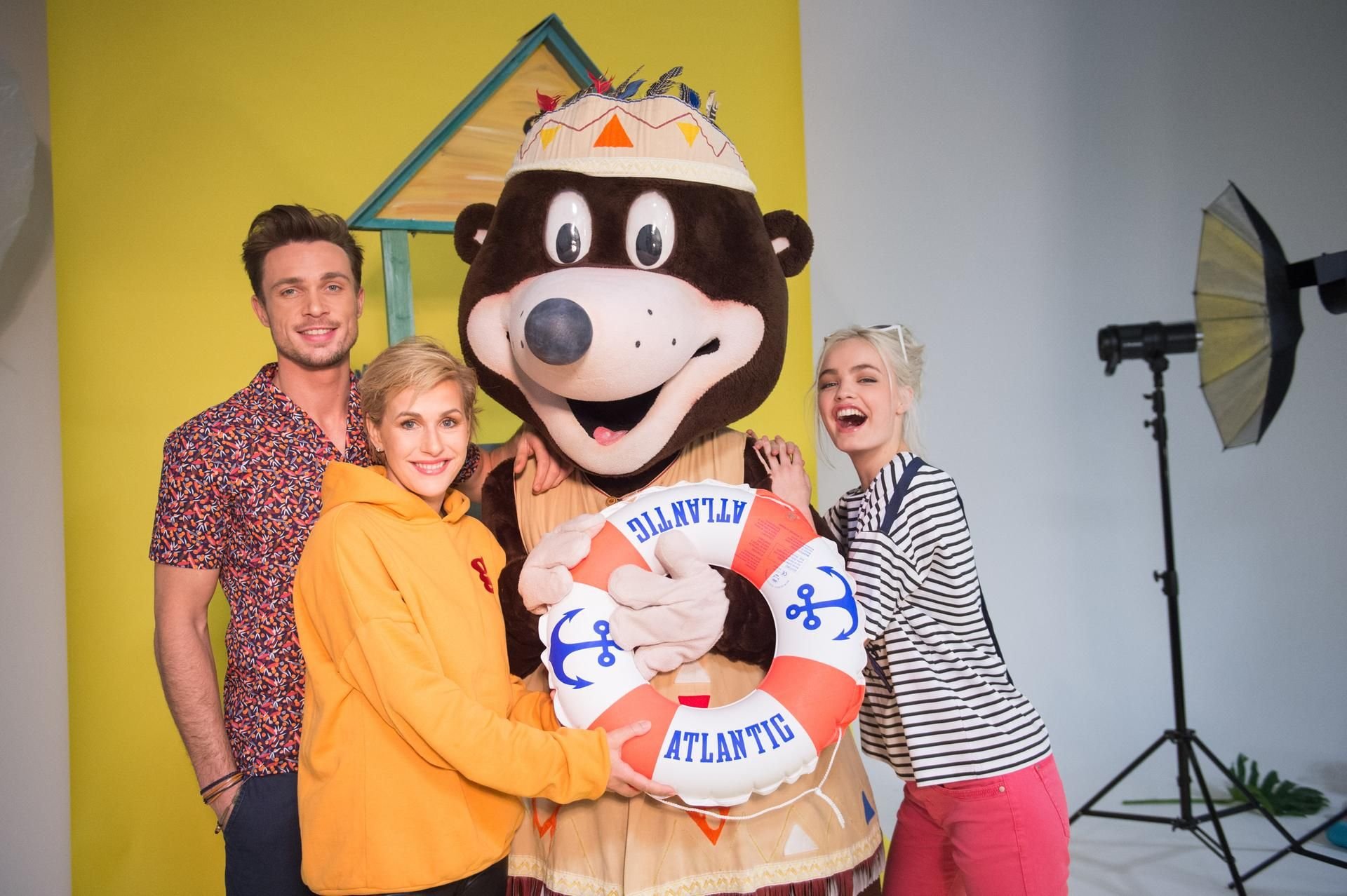 Bei einem Fotoshooting für Mein-Fischer trafen international gebuchte Models in Leipzig auch auf das Maskottchen des Freizeitparks Belantis.