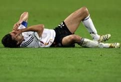 Symptomatisch: Michael Ballack liegt nach einem Foul am Boden. (Foto: dpa)