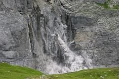 Staubwolken über dem Absturzgelände Schlosslauenen oberhalb von Grindelwald, am Donnerstag, 13. Juli 2006. An der absturzgefährdeten Eiger-Ostflanke haben sich am Donnerstagabend mehrere hunderttausend Kubikmeter gelöst. (Foto: dpa)