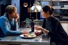 Im Kinofilm «Rezept zum Verlieben» sitzen Nick Palmer (Aaron Eckhart) und Kate Armstrong (Catherine Zeta-Jones) zusammen an einem Tisch. (Foto: dpa)