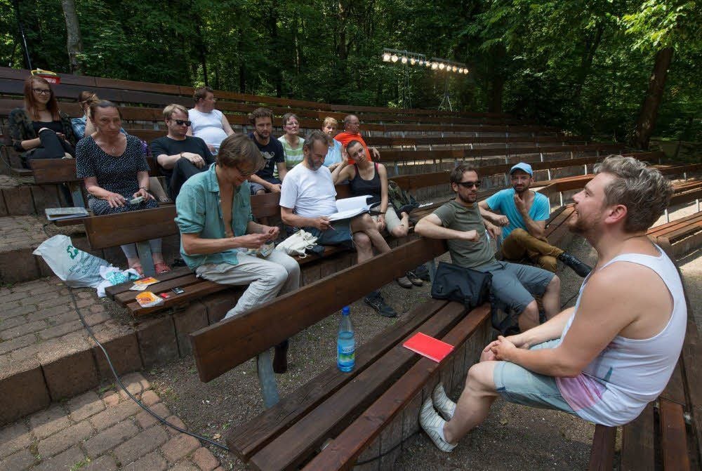 Regisseur Janek Liebetruth (rechts) bei einer Besprechung nach einer Probe in der Waldbühne Benneckenstein.
