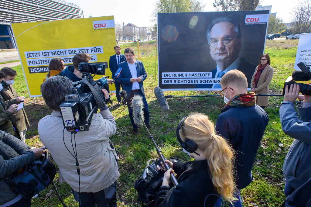 Sven Schulze (M.), Vorsitzender der CDU Sachsen-Anhalt, bei der Vorstellung der Wahlkampagne vor Medienvertretern.