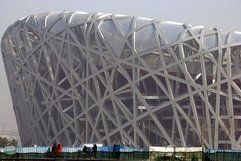 Das Olympiastadion in Peking (Archivfoto vom 21.11.2007). Die für März geplante Fertigstellung des Olympiastadions in Peking verzögert sich abermals um einen Monat. (Foto: dpa)