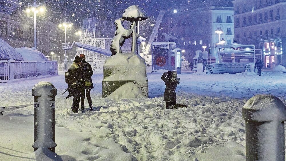Binnen weniger Stunden versank die spanische Hauptstadt Madrid vollkommen in den Schneemassen, die das Unwetter „Filomena“ mitbrachte.