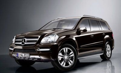 Mindestens 2,4 Tonnen schwer und teuer: In einem Mercedes GL der neuesten Generation ist man bei Preisen ab 69 000 Euro unterwegs. (FOTO: DPA)