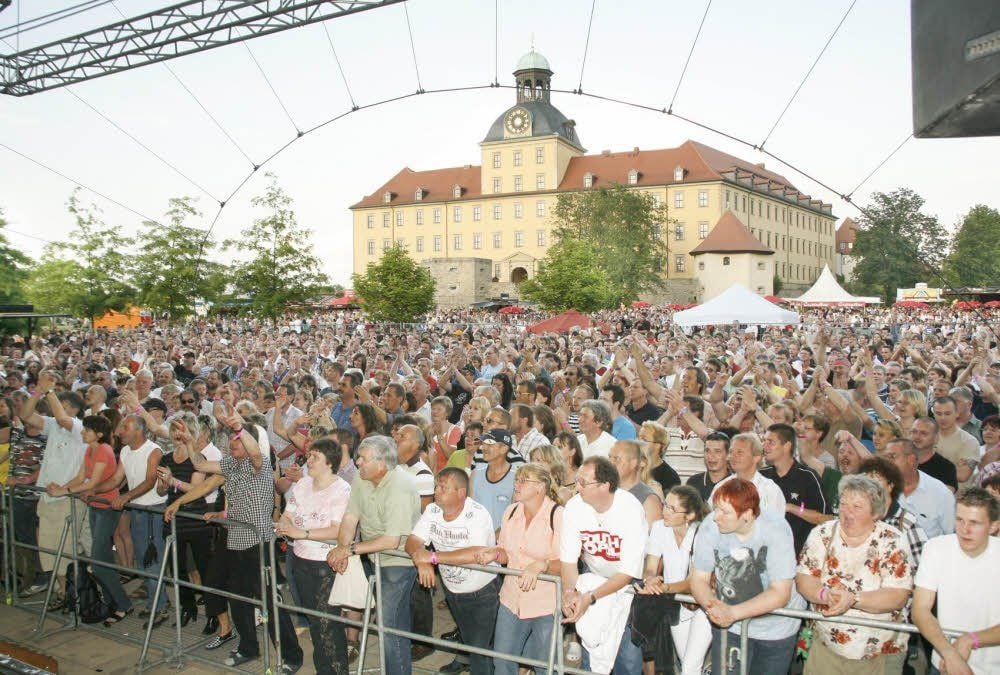 Typisch für das Eröffnungskonzert der Schwarzbiernacht: Fanmassen vor der Schlossparkbühne.