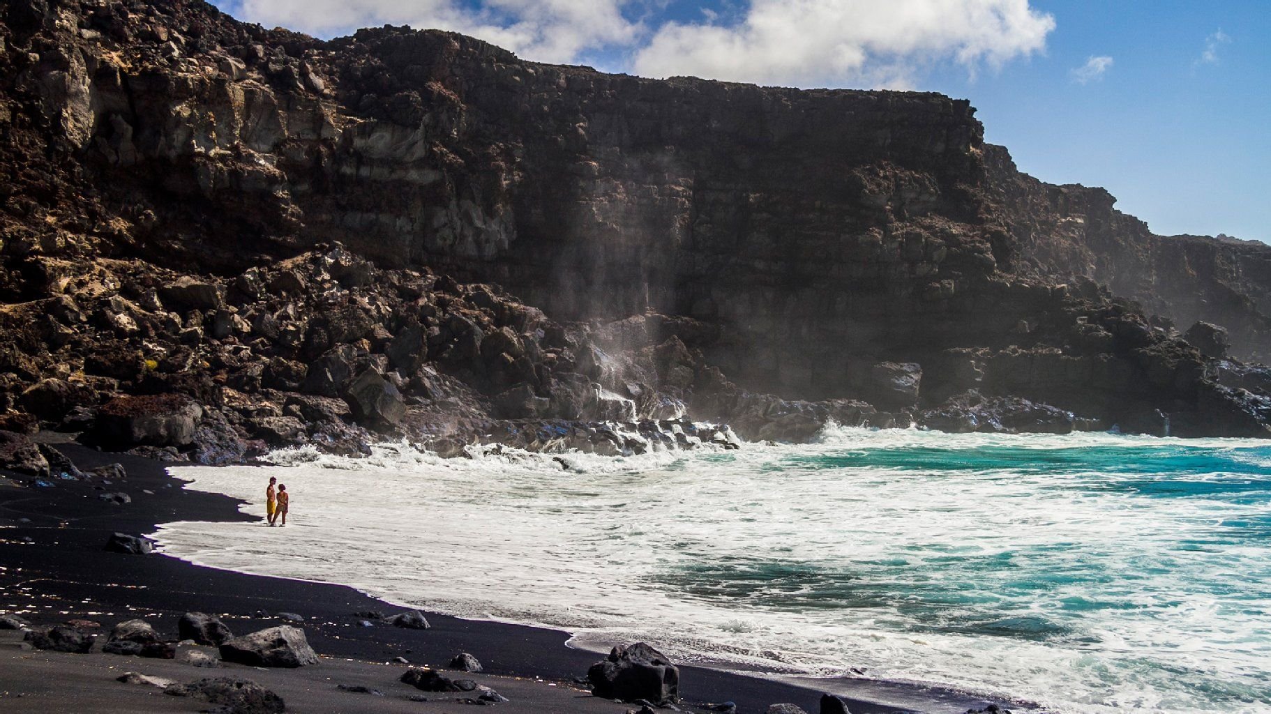 Typisch Kanaren: Zwar sind längst nicht alle Strände auf Lanzarote aus schwarzem Sand, doch viele Urlauber verbinden gerade das mit der Inselgruppe im Atlantik.