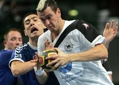Handball-Länderspiel im World-Cup zwischen Deutschland und Serbien am Dienstag (24.10.2006) im AWD-Dome von Bremen. Der Deutsche Pascal Hens (r) setzt sich am Kreis gtegen die beiden Serben Alem Toskic und Aleksandar Stojanovic (M) durch. (Foto: dpa)