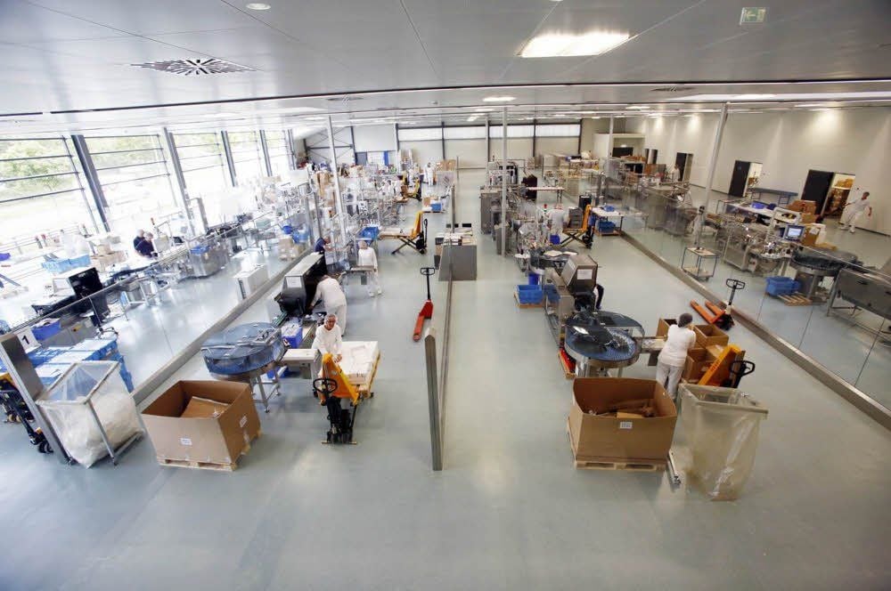 Blick in die moderne lichtdurchflutete Produktionshalle von Octapharma in der Ernst-Reuter-Straße.