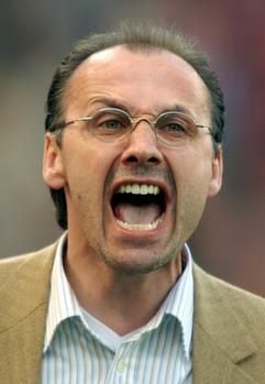 Leverkusens Sportdirektor Jürgen Kohler schreit während des Spiels gegen Schalke 04 ins Feld (Archivfoto vom 20.04.2003). Das abrupte Ende seiner Tätigkeit als Sportdirektor beim Fußball-Bundesligisten Bayer Leverkusen soll für den Weltmeister von 1990 ein neuer Anfang sein. Nach dem vorzeitigen Ende der bis 2008 vereinbarten Zusammenarbeit mit Bayer will er sich «ein paar Gedanken machen, wie es weiter geht». (Foto: dpa)
