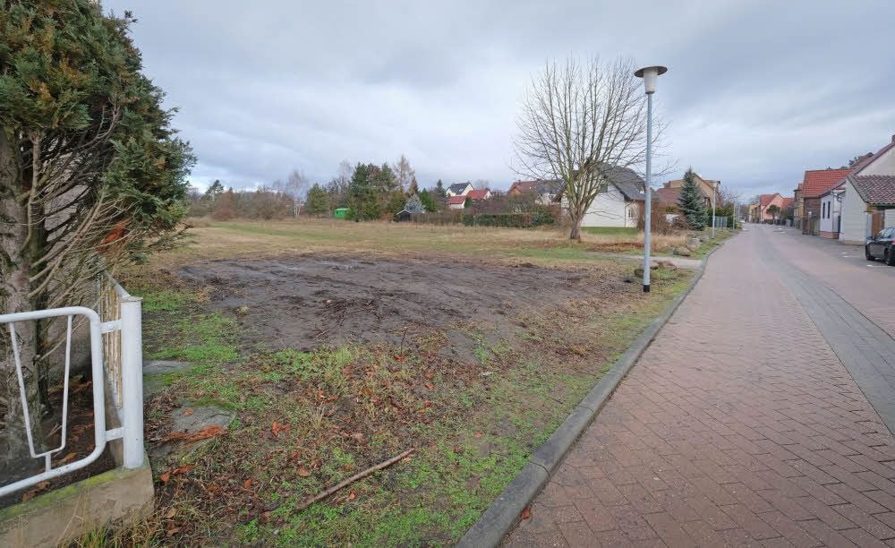 Das Baugrundstück in Friedersdorf liegt in der Str aße „Zum Fichtenberg“ und hat eine Fläche von 3.300 Quadratmetern