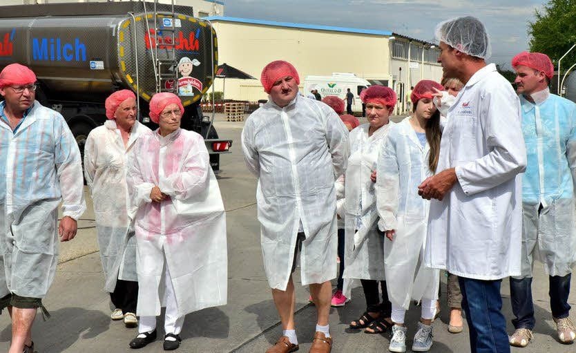 Haube und Kittel sind Pflicht in den sonst nicht zugänglichen Bereichen.