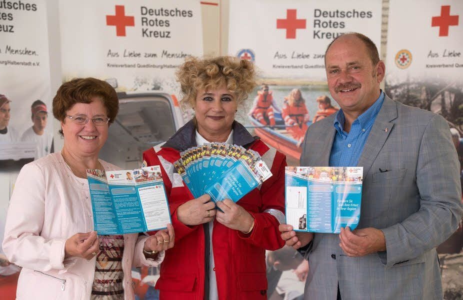 Cornelia Riebenstahl (M.) wird Fördermitglieder für den DRK Kreisverband Quedlinburg/Halberstadt werben. Heidrun Ebert und Michael Funke hoffen auf eine gute Resonanz.