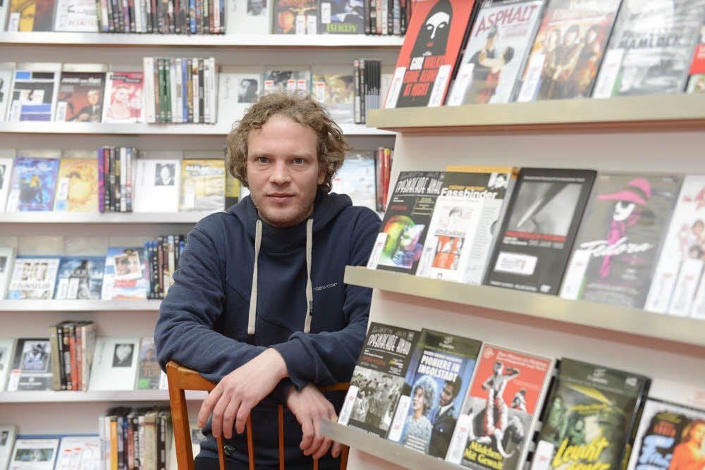 Im Dezember 2014 ist die Programmvideothek „format filmkunstverleih“ auf die gegenüberliegende Seite der Geiststraße gezogen. Auf 180 Quadratmetern können Kunden aus 15.000 DVDs wählen.