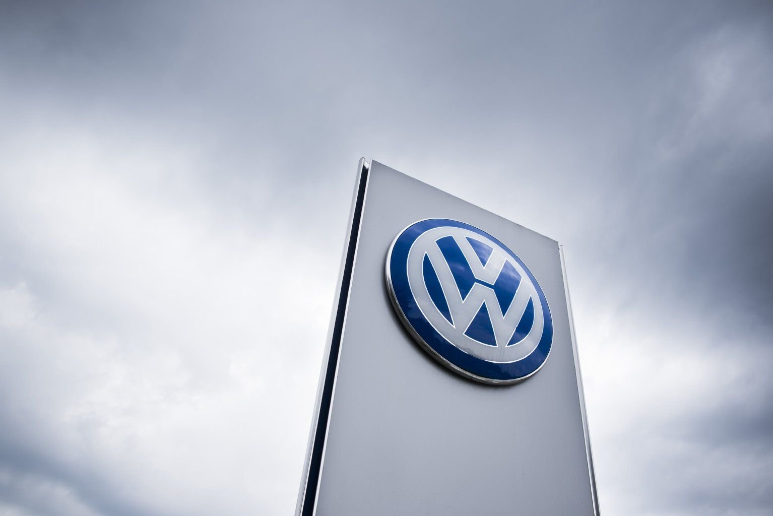 Zahlreiche Gebäude des Autoherstellers Volkswagen sind von der Staatsanwaltschaft Braunschweig durchsucht worden.