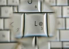 Detail einer Computer-Tastatur, aufgenommen durch ein Vergrößerungsglas. Bundesinnenminister Wolfgang Schäuble (CDU) kritisiert die SPD wegen ihrer ablehnenden Haltung zur umstrittenen Onlinedurchsuchung. (Foto: ddp)