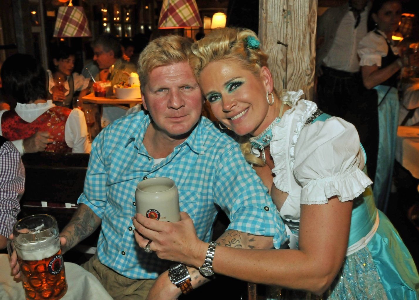 Szenen aus dem Jahr 2011: Stefan Effenberg (l.) mit seiner Frau Claudia im Käfer-Zelt.