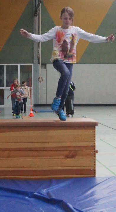 Schüler toben im Sportunterricht.