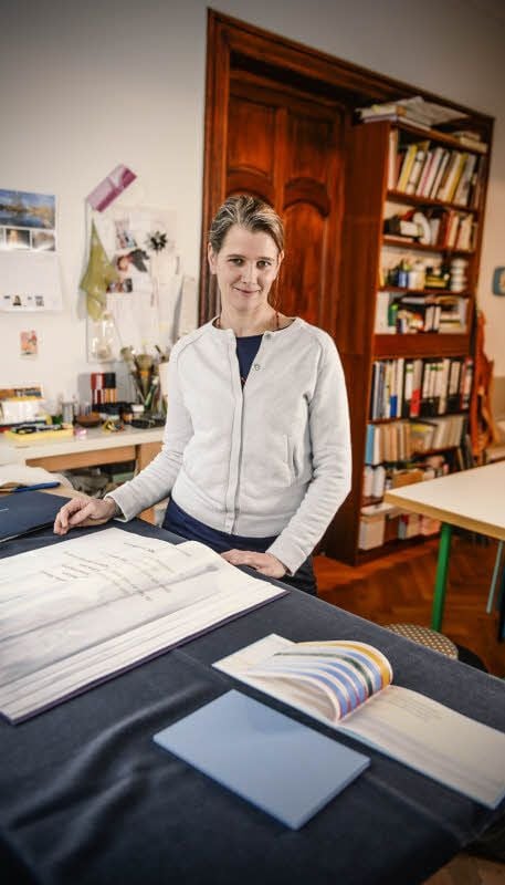 Anna Helm stellt Bücher in Handarbeit her. Auch die Formate sind ungewöhnlich.