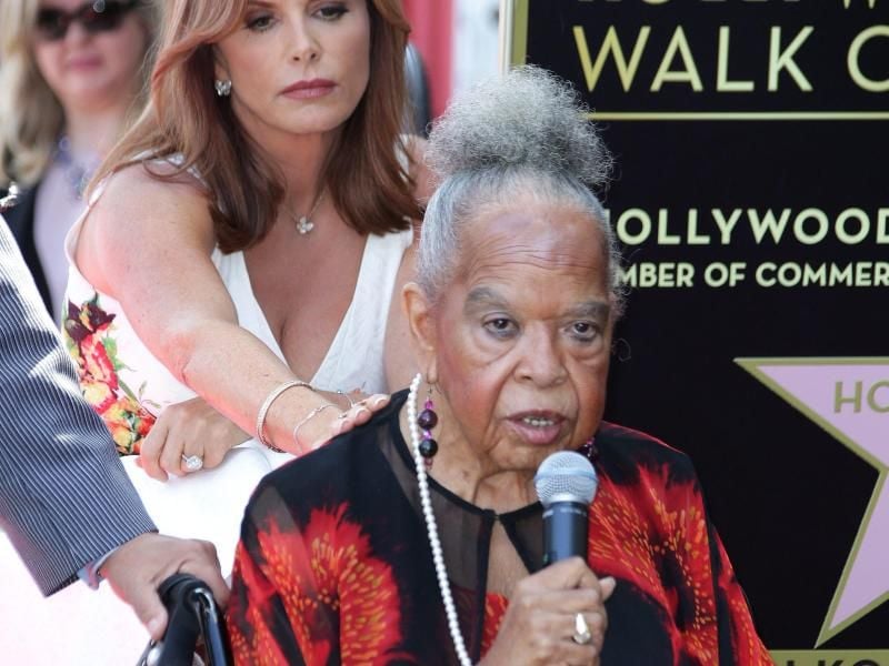 Die US-Schauspielerin und Jazzsängerin Della Reese starb in Kalifornien (hinter ihr: Roma Downey). Foto: Mike Nelson