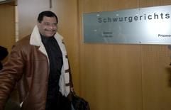 Lachend geht der Schauspieler Günther Kaufmann am Mittwoch (26.01.2005) im Landghericht Augsburg zum Schwurgerichtssaal. Im Wiederaufnahmeverfahren um den gewaltsamen Tod des Steuerberaters von Günther Kaufmann hat das Landgericht Augsburg den 57-jährigen Schauspieler freigesprochen. In seinem ersten Prozess in München war Kaufmann Ende 2002 auf Grund seines eigenen falschen Geständnisses wegen schwerer räuberischer Erpressung mit Todesfolge zu 15 Jahren Haft verurteilt worden. (Foto: dpa)