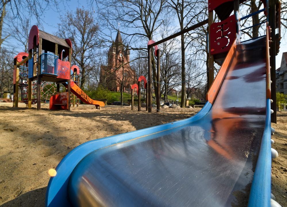 Rutsche und Klettergerüst auf dem Paulusspielplatz sind verwaist. Seit dem Ausrufen des Katastrophenfalls sind Spielplatzbesuche tabu.