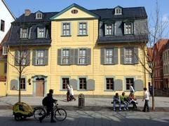 Das Wohnhaus von Friedrich Schiller (1759-1805) in der Innenstadt von Weimar. In der Mansarde hatte Schiller seinen Schlaf- und Arbeitsraum. Am 9. Mai 1805 stirbt der Mittvierziger über der Arbeit am «Demetrius». 200 Jahre nach Schillers Tod zieht es zahlreiche Besucher in sein Wohnhaus, 7700 waren es allein im März 2005. (Foto: dpa)