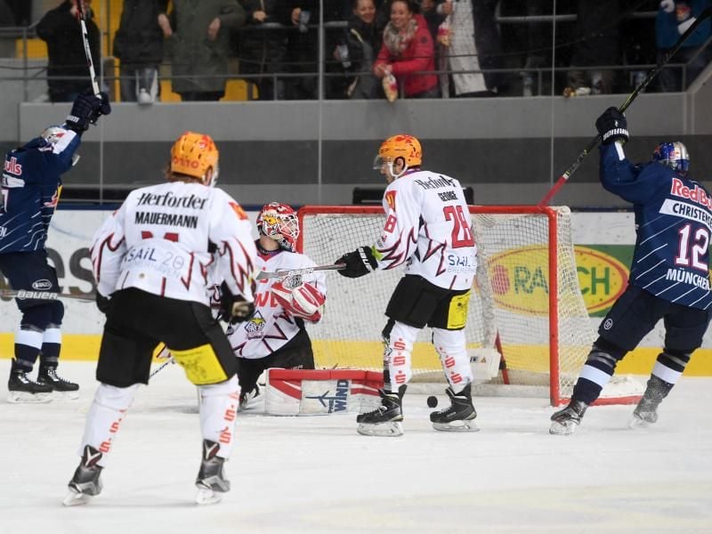 Bremerhavens Goalie Gerald Kuhn (M) kann den Schuß von Münchens Konrad Abeltshauser nicht halten. Die Pinguins verlieren 1:4. Foto: Tobias Hase