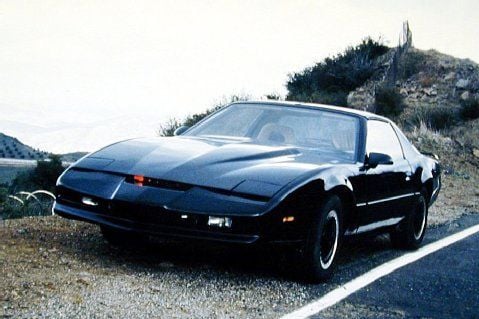 Der Knight Industries Two Thousand – kurz: K.I.T.T. Sein Erfinder heißt George Barris.