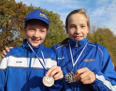 Larissa Hildebrand (links) und Lea Arnold überraschten mit Medaillen-Gewinnen.
