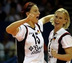 Volleyball Frauen WM Deutschland - Mexiko am Dienstag (03.09.2002) in Münster. Angelina Grün (l) und Beatrice Dömeland jubeln nach dem Matchball zum 3:0-Sieg über Mexiko. Durch den Sieg hat die deutsche Mannschaft die Zwischenrunde in Riesa erreicht. dpa/lnw