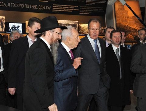 Russlands Außenminister Sergej Lawrow (M.)), der israelische Präsident Shimon Peres (2.v.l.) und Russlands Oberrabbiner Berl Lazar (l.) beim Rundgang durch das neue Jüdische Museum der Toleranz in Moskau. (FOTO: DPA)