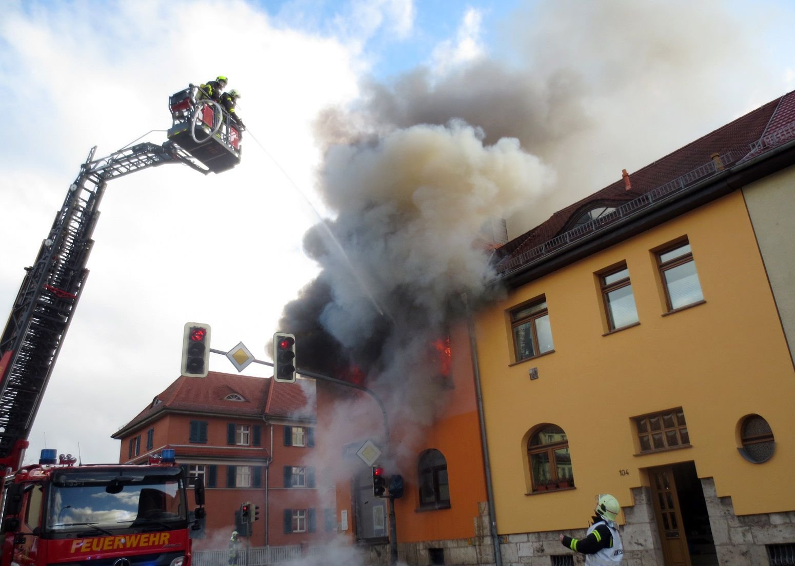 Die Hintergründe des Feuers sind noch völlig unklar.