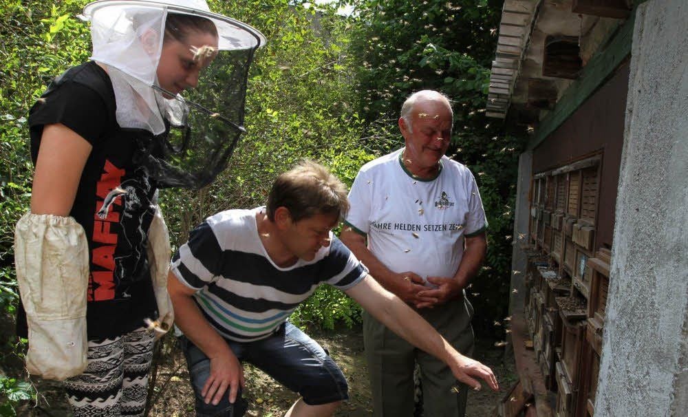 Drei Generationen widmen sich im Verein der Imkerei: Hier Lena Kirchhof (14) Karl-Heinz Rudolf (52) und Rudolf Fischer (77, von links).