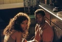 ACHTUNG: KEINE ARCHIVIERUNG! Sanaa Lathan als Ann Merai Harrison und Denzel Washington als Matt Lee Whitlock in dem Thriller "Out of Time - Sein Gegner ist die Zeit" von Carl Franklin. Ein Polizeichef geraet bei Ermittlungen in Fall eines Doppelmordes selbst unter Verdacht. (Foto: Universum Film/ddp)