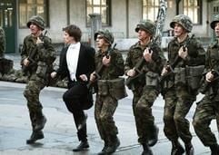 Szene aus dem am 14.04.2005 in den deutschen Kinos anlaufenden Film «Achtung, fertig, Charlie!», mit Michael Koch (2.v.l.) in der Rolle des Antonio. Statt in die Flitterwochen fährt Antonio unfreiwillig in die Kaserne, weil er seine Einberufung verpasst hat. Beim Militär geht es ruppig zu, doch Antonio findet schließlich Hilfe bei der hübschen Tochter des Kommandanten. (Foto: Movienet Film/dpa)