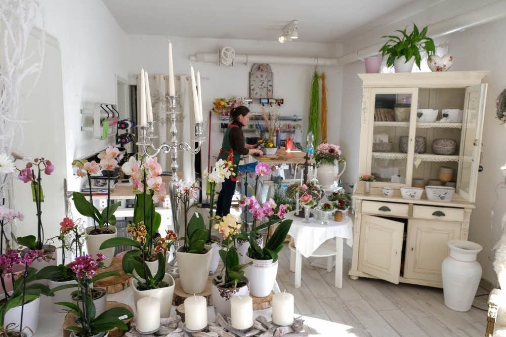 Zur Genossenschaft gehört auch ein Blumenladen, in dem Anja Schumann arbeitet.
