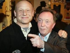 «Tatort»-Kollege Kain alias Bernd Michael Lade (l) gratuliert dem Schauspieler Peter Sodann am Donnerstag (01.06.2006) im Leipziger Kabarett «Funzel» zu seinem 70. Geburtstag. (Foto: dpa)