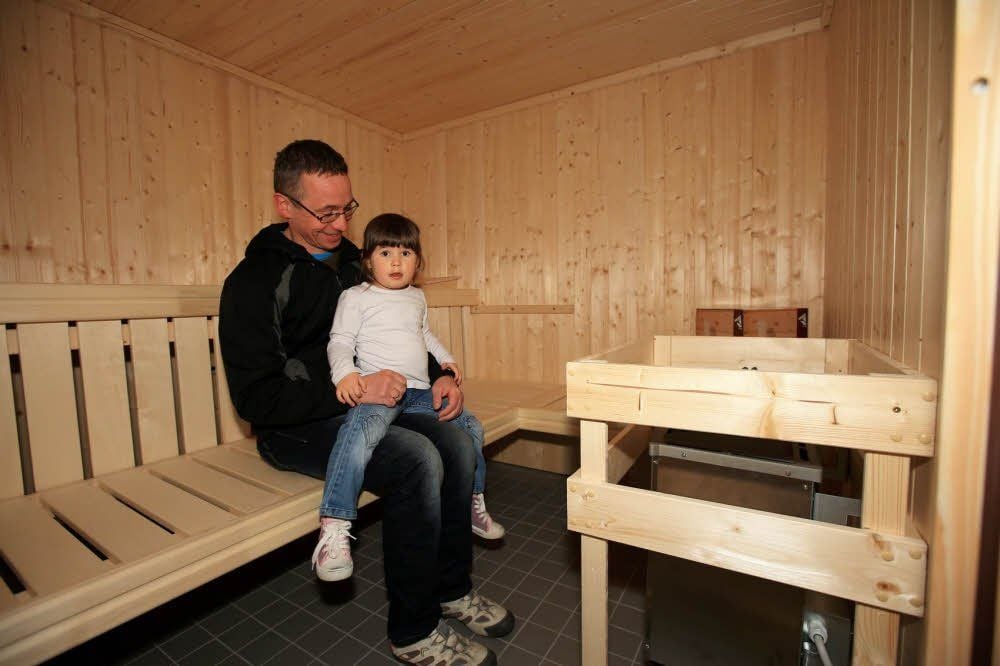 Jens Schiller, hier mit Tochter Linda, gehörte zu den Helfern im Verein. Sie machten schon mal Probesitzen in der neuen Sauna.