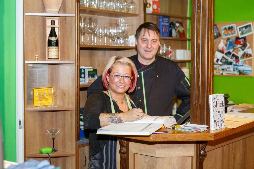 Das Landhaus im Schloss Droyßig freute sich über guten Zuspruch. Kellnerin Katrin Fleischer und Koch Ralf Kannegießer gehören zum Team.